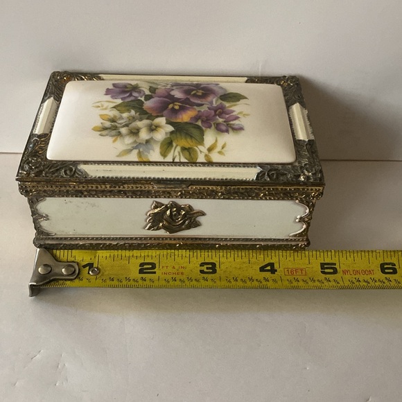 Beautiful Hand Painted Vintage Porcelain Music Box - Picture 8 of 10